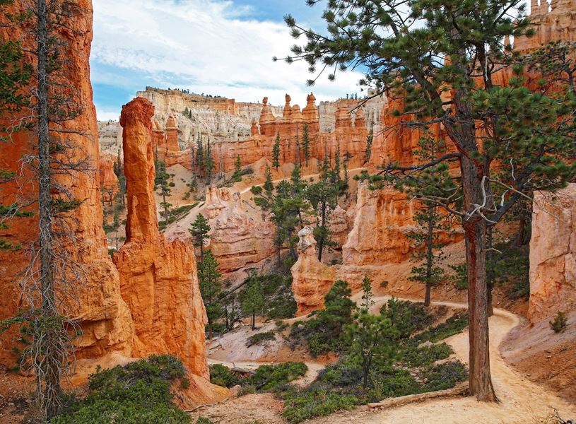 Peekaboo trail through the Hoodoos, Bryce Canyon National Park, USA