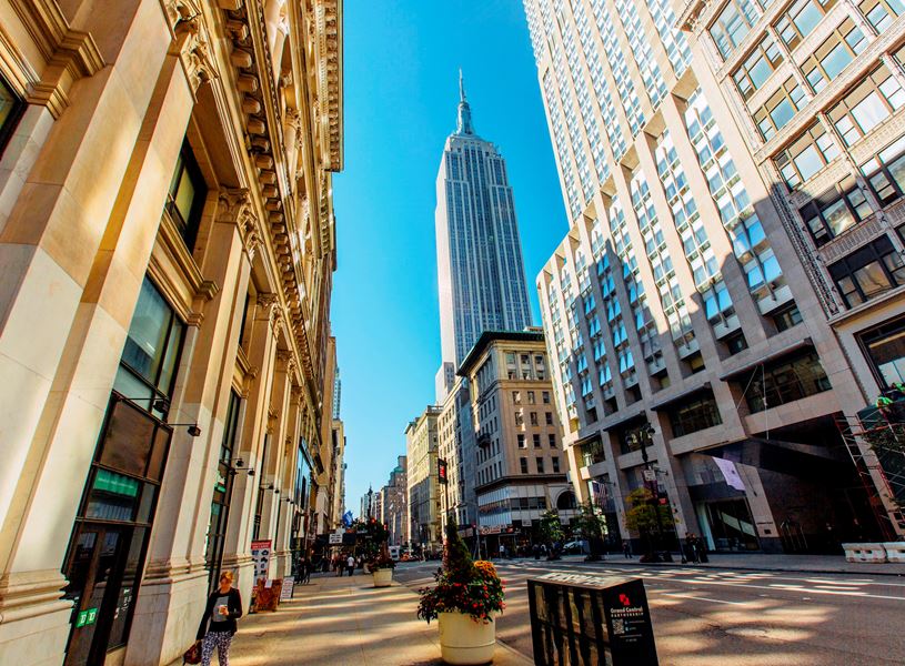 Fifth Avenue with view to Empire State Building, New York City, USA