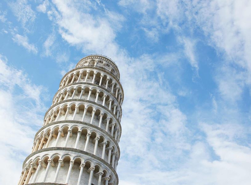 Leaning Tower of Pisa with wispy white clouds overhead