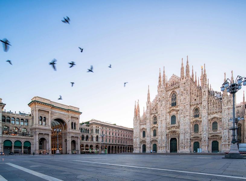 Birds flying over Milan Cathedral and Galleria Vittorio Emanuele II in Piazza del Duomo