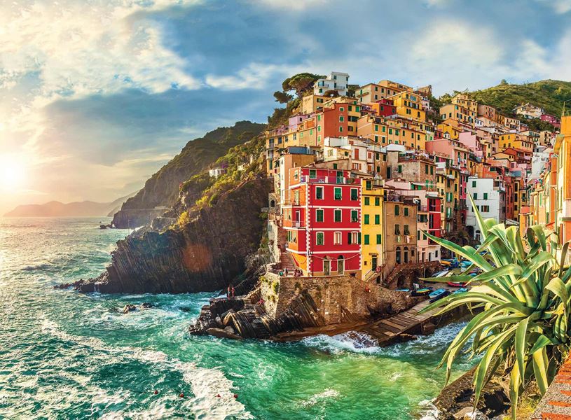 Colourful cliffside houses of Riomaggiore overlooking turquoise waters in Cinque Terre
