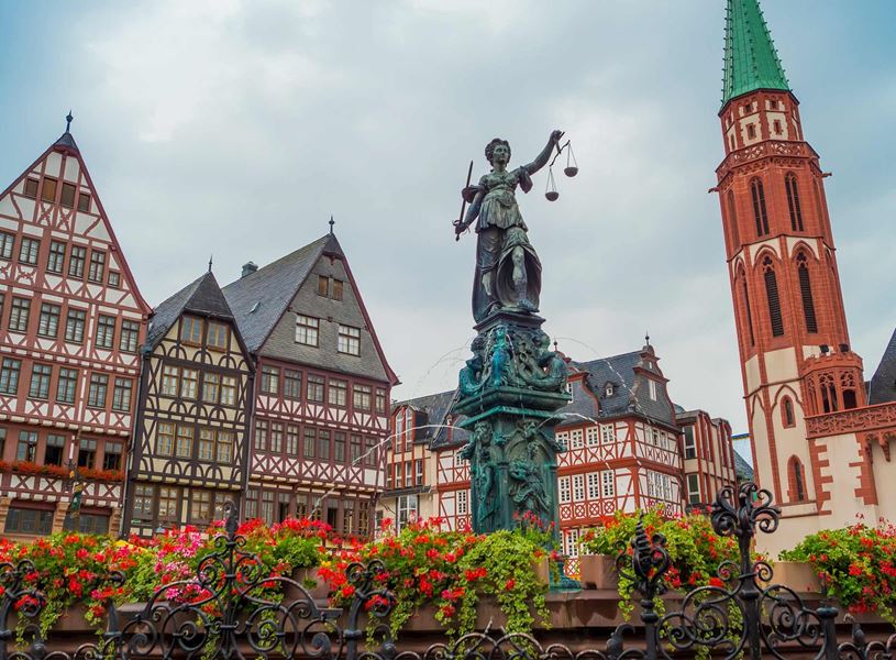 Lady Justice statue in Frankfurt’s Römerberg square with historic buildings
