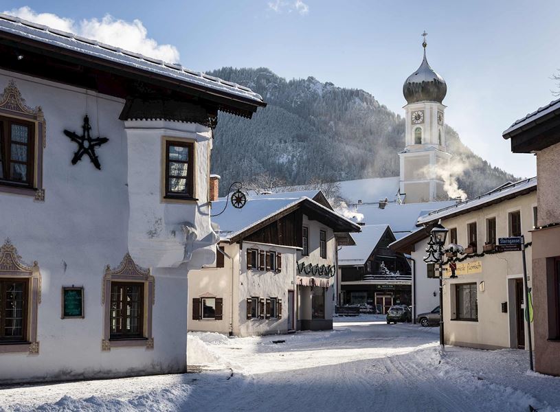 Snow-covered street with Bavarian buildings in Oberammergau 