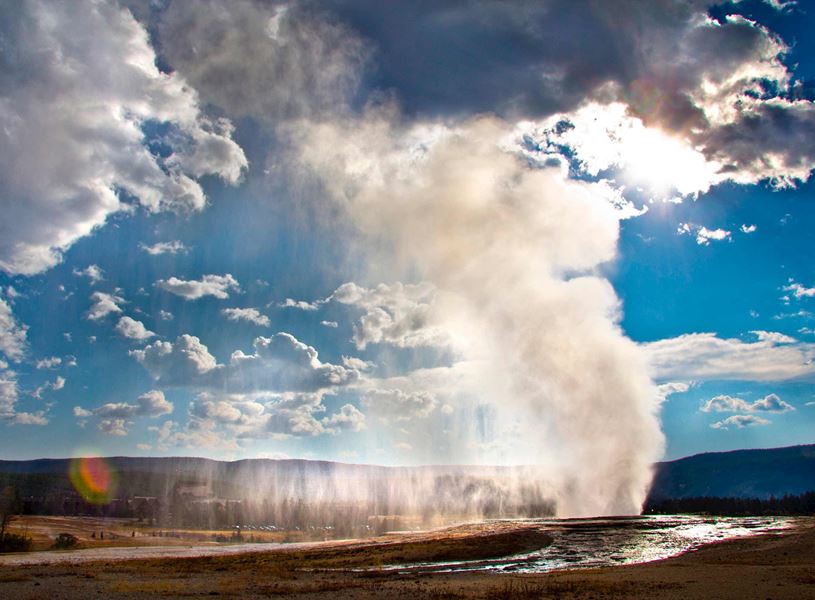 Old Faithful Geyser in Yellowstone, USA