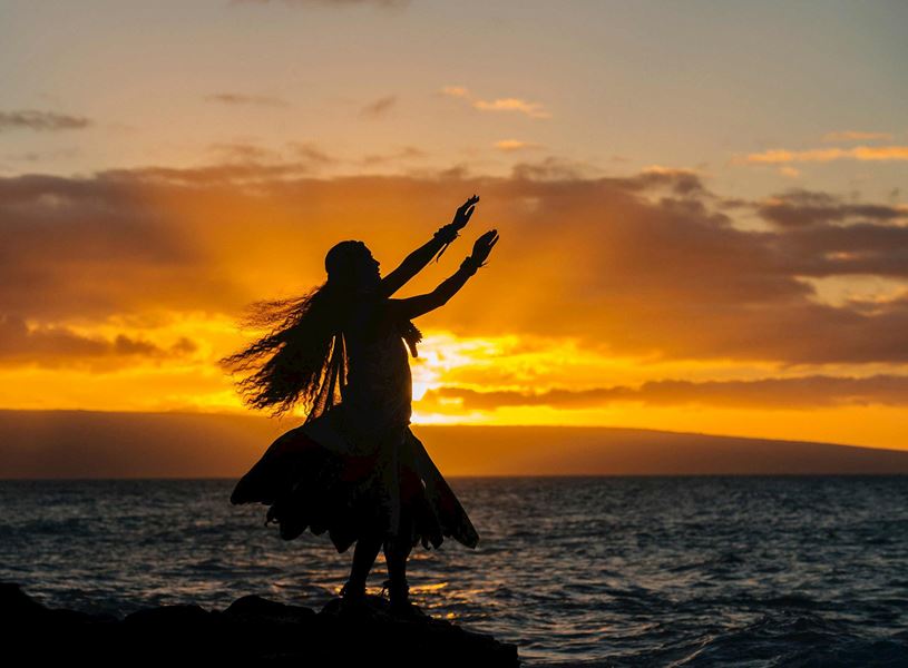 woman-hula-dancing-honolulu-hawaii (1)