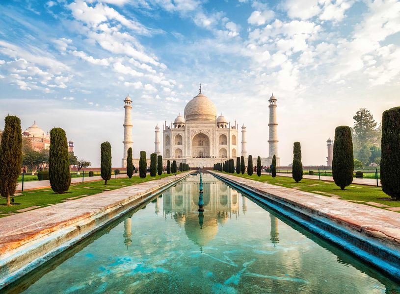 Taj Majal reflecting in the pool at sunrise, Agra, India 