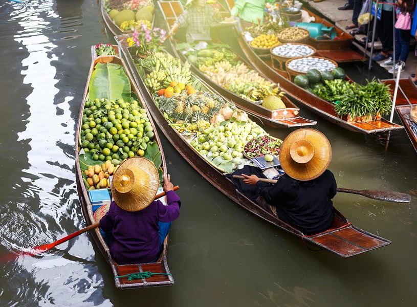 Floating market in Damnoen Saduak, Thailand