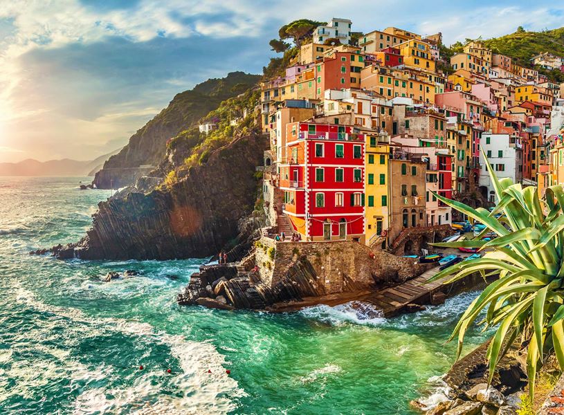 Colourful cliffside houses of Riomaggiore overlooking turquoise waters in Cinque Terre