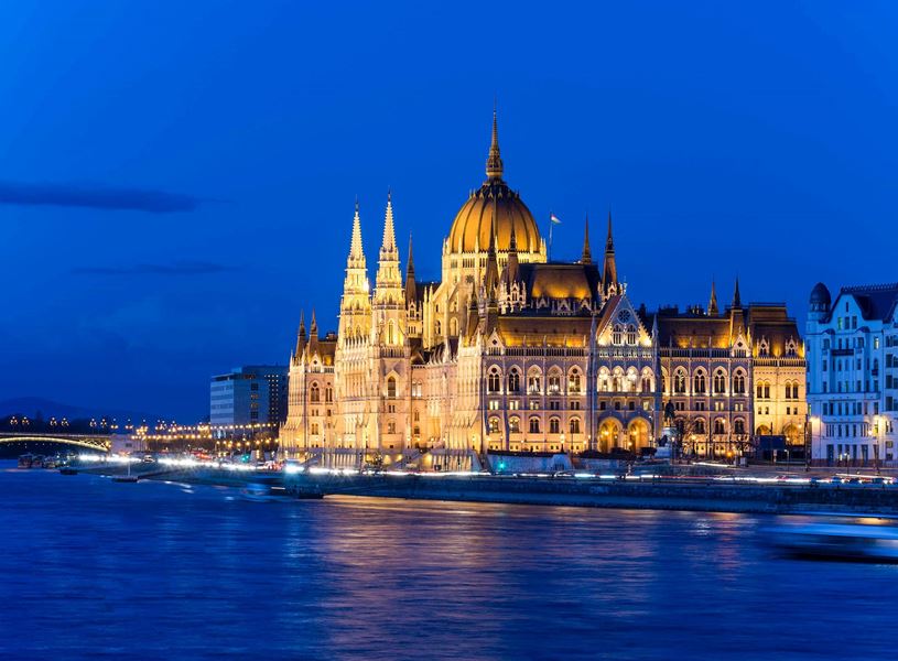 Cruise with dinner in Danube, Hungary