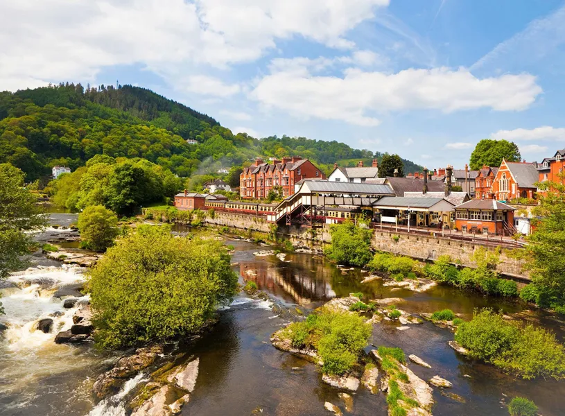 See wonderful sights in Llangollen on excursion to Wales
