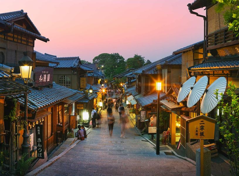 Visit the Kiyomizu pottery workshop in Kyoto, Japan