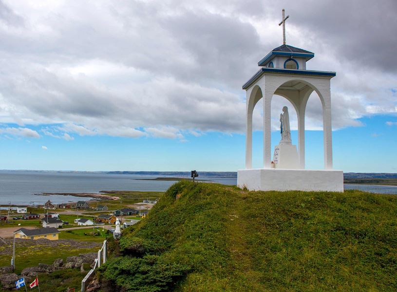 Visit Blanc Sablon and enjoy cooked scallop accompanied with wine, Canada