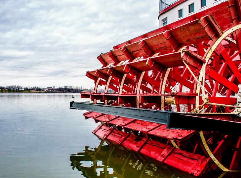 Enjoy your evening aboard the City of New Orleans steamboat for a jazz dinner cruise on the Mississippi River, USA