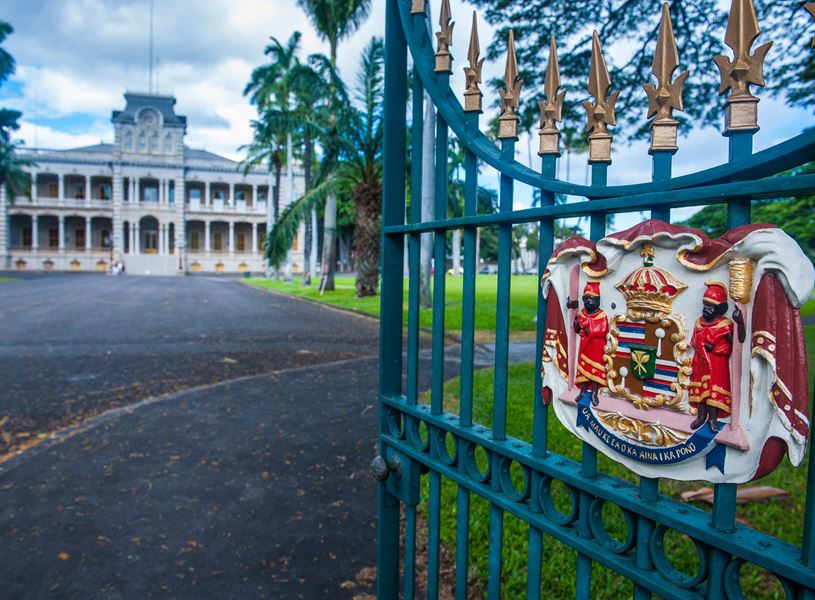 View the historically lolanai Palace in Honolulu, Hawaii