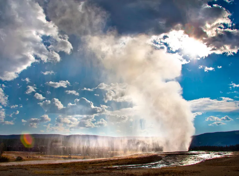 Old Faithful Geyser in Yellowstone National Park, USA