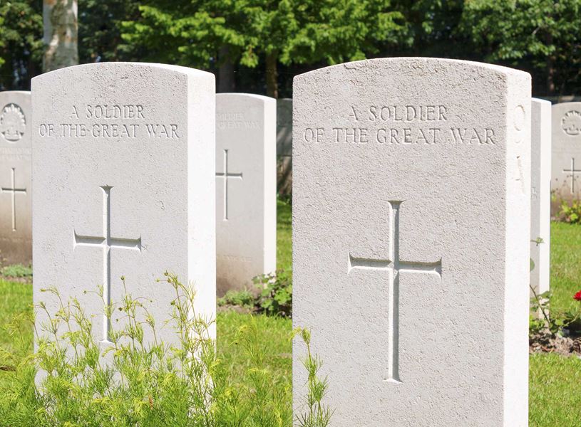 White gravestones honouring soldiers of the Great War 