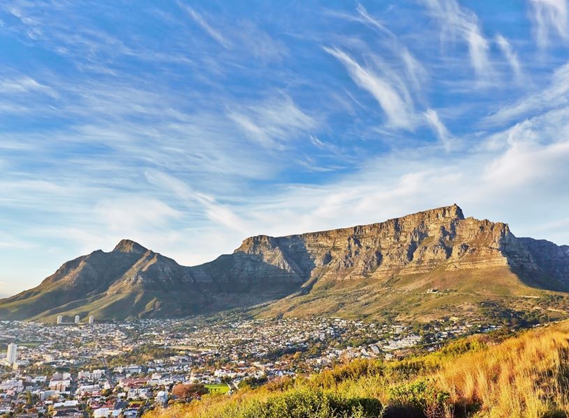 Panoramic view of Table Mountain and Devil’s Peak overlooking Cape Town city