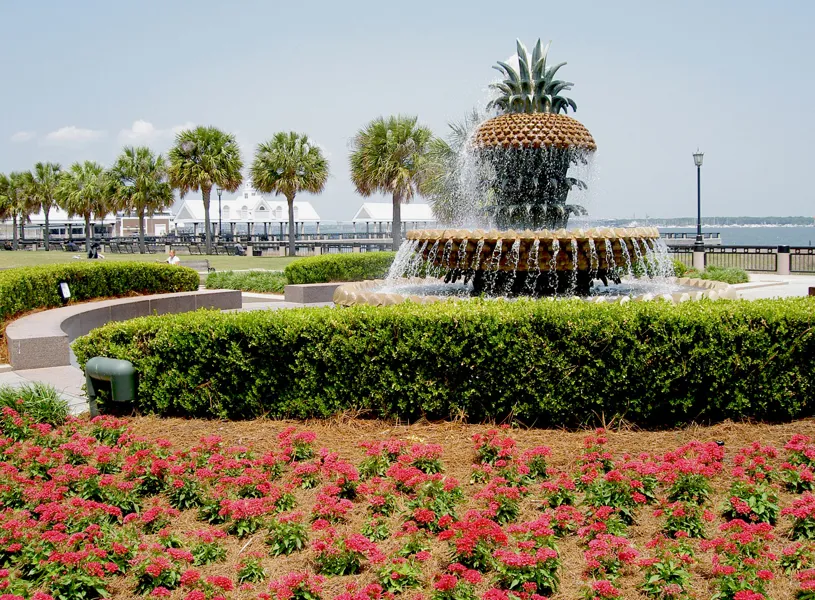 The pineapple fountain Joe Riley Waterfront Park overlooking Charleston Harbour, Charleston, South Carolina, USA