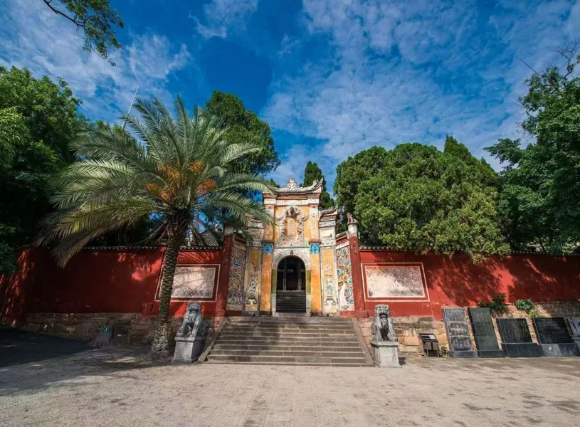 Entrance and walls of the White Emperor City, Yangtze River, China