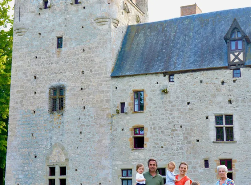 A group in front of Château de Chambord in France