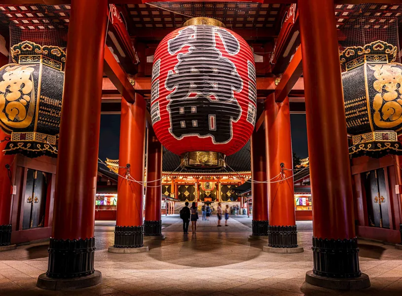 The big red lantern of Sensoji Asakusa temple in Tokyo, Japan