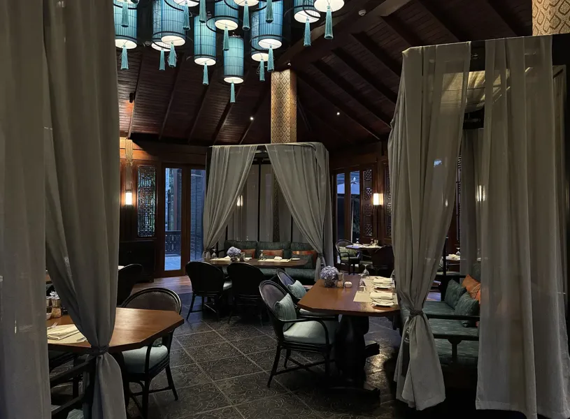 interior-137-pillars-house-restaurant-chiang-mai-thailand